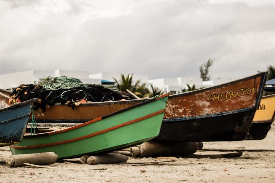 Barquitos de pesca artesanal en playas de Ecuador