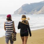 Dos personas caminando en la Playa de Puerto Lopez