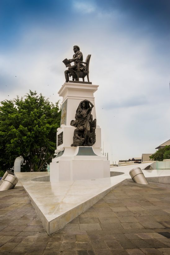 Plaza monumento a jose joaquin de olmedo en guayaquil