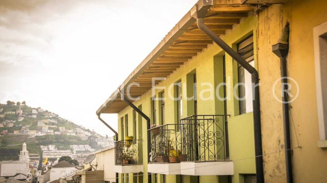 Fachadas De Casas Antiguas En Quito Stockipic Compra Y Vende