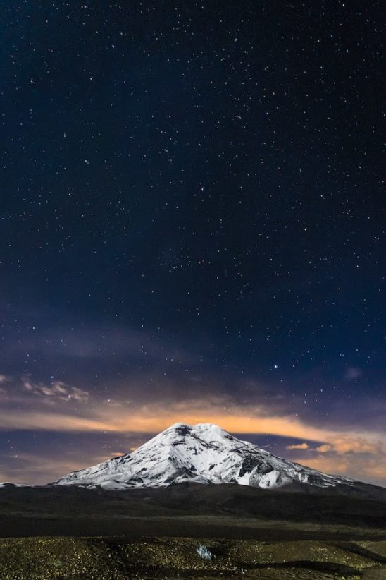 volcan chimborazo noche estrellada ecuador stockipic