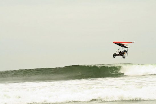 aeroplano ligero playa volando stockipic