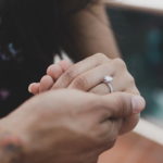anillo compromiso manos stockipic matrimonio compra vende